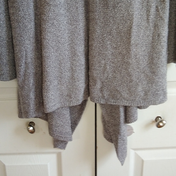 Barefoot dreams waterfall cardigan sweater size medium. - Picture 10 of 11